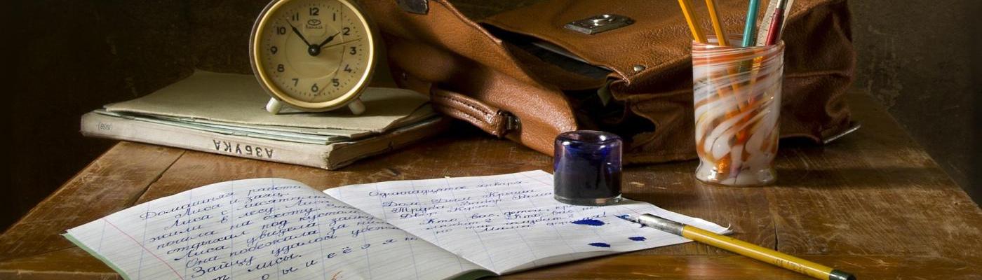 © pixabay Schreibutensilien auf einem Holztisch